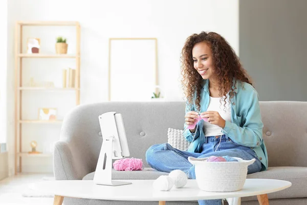 Young African American Woman Taking Online Knitting Classes Home — Stock Photo, Image