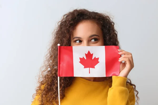 Vacker Ung Afroamerikansk Kvinna Med Kanadensisk Flagga Ljus Bakgrund — Stockfoto