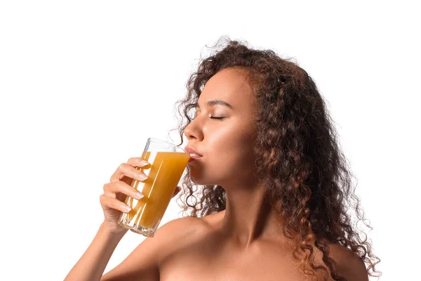 Mooie Afro Amerikaanse Vrouw Drinken Citrussap Witte Achtergrond — Stockfoto