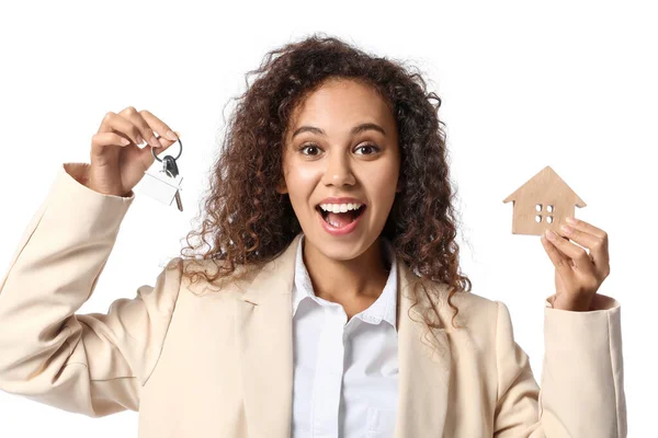 Agente Inmobiliario Afroamericano Feliz Con Figura Casa Llave Sobre Fondo — Foto de Stock