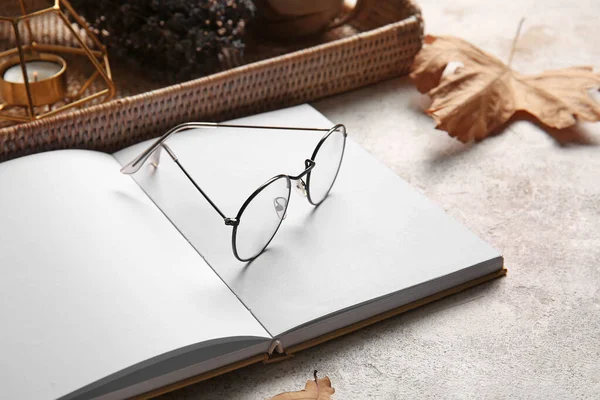 Livro Branco Óculos Fundo Claro Close — Fotografia de Stock
