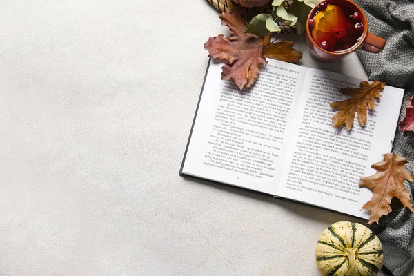 Kniha Šálek Čaje Podzimní Dekor Světlém Pozadí — Stock fotografie