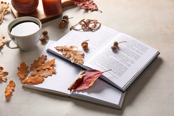 Knihy Šálek Kávy Příslušenství Podzimní Dekor Světlém Pozadí — Stock fotografie