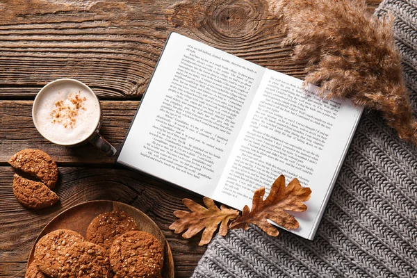Kniha Šálek Kávy Sušenky Podzimní Dekor Dřevěném Pozadí — Stock fotografie