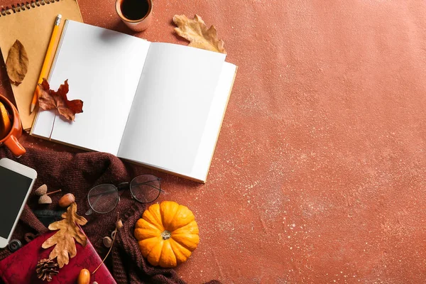 Prázdná Kniha Mobilní Telefon Podzimní Dekor Pozadí Grunge — Stock fotografie