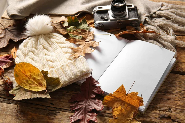 Leeres Buch Warmer Hut Fotokamera Und Herbstdekor Auf Holzgrund — Stockfoto