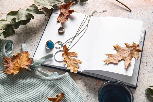 Prázdná Kniha Šálek Čaje Podzimní Dekor Světlém Pozadí — Stock fotografie