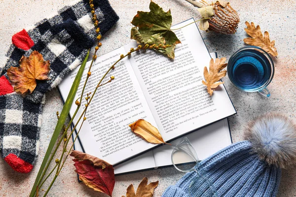 Kniha Šálek Čaje Teplé Ponožky Podzimní Dekor Světlém Pozadí — Stock fotografie