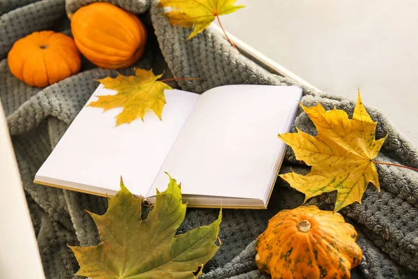 Prázdná Kniha Podzimní Dekor Kostkovaném Pokoji — Stock fotografie