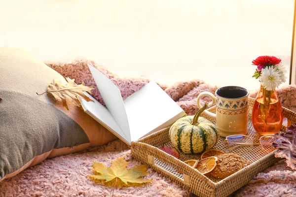 Kniha Šálek Kávy Sušenky Podzimní Dekor Parapetu — Stock fotografie