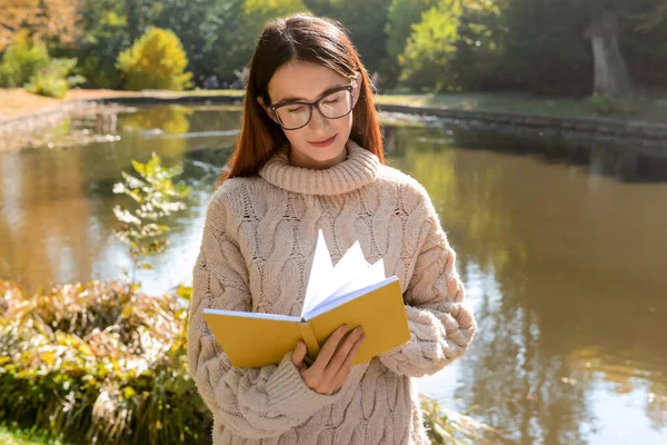 Parkta Gölün Kenarında Kitap Okuyan Güzel Bir Genç Kız — Stok fotoğraf