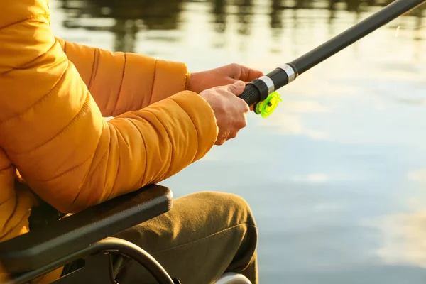 Людина Інвалідному Візку Риболовля Річці — стокове фото