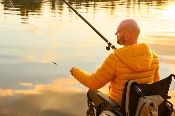 Homem Pesca Cadeira Rodas Rio — Fotografia de Stock