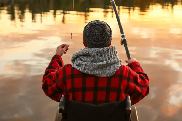 Людина Інвалідному Візку Риболовля Річці — стокове фото