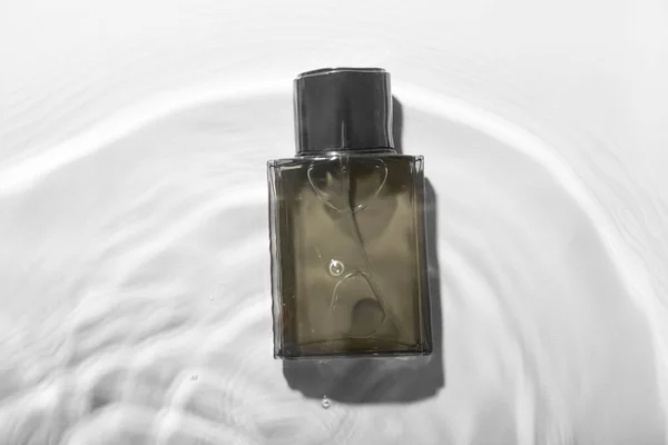 薄い背景に水に男性のための香水のボトル — ストック写真