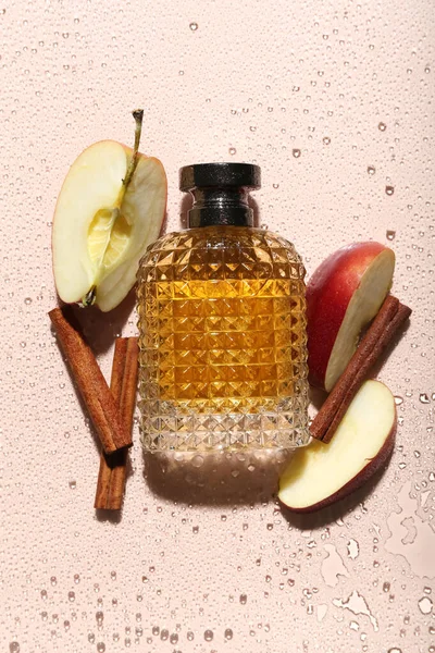 Egy Üveg Parfüm Fahéj Alma Nedves Színben Háttér — Stock Fotó