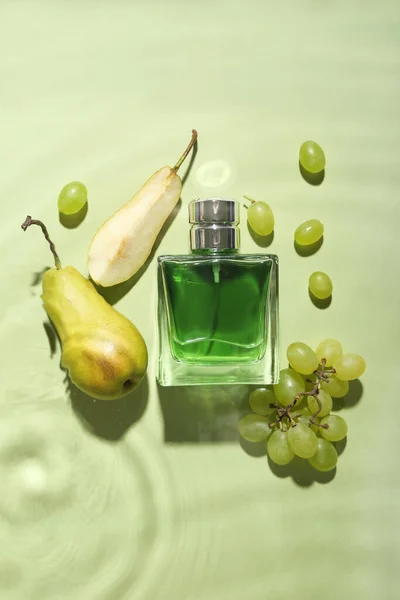 Egy Palack Parfüm Gyümölcs Zöld Alapon Vízben — Stock Fotó
