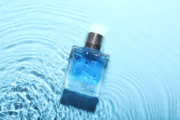 Botella Perfume Agua Sobre Fondo Azul — Foto de Stock