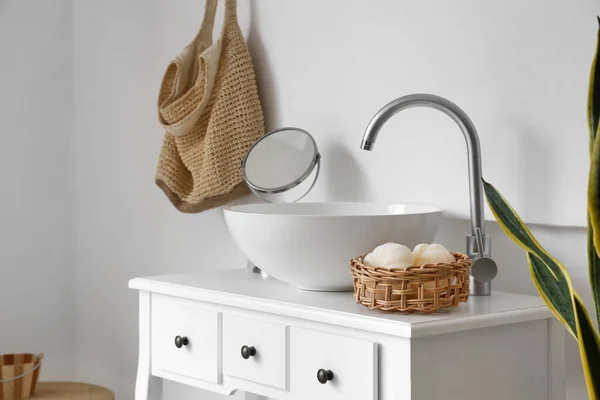 Table Avec Lavabo Miroir Panier Près Mur Lumière Dans Salle — Photo