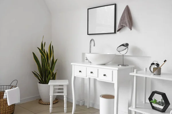 Interior Light Bathroom Sink Houseplant Shelving Unit — Stockfoto