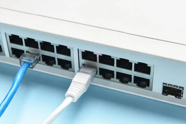 Mavi Arkaplanda Internet Kabloları Olan Modern Değiştirici Yakın Plan — Stok fotoğraf