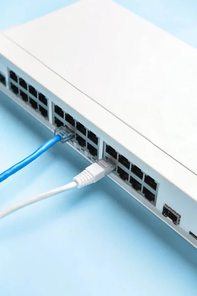 Moderne Commutator Met Internet Kabels Blauwe Achtergrond Close — Stockfoto