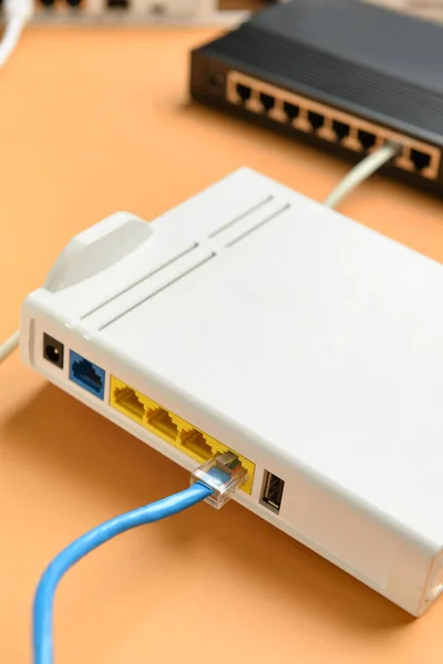 Router Met Internet Kabel Oranje Achtergrond Close — Stockfoto
