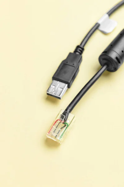 Cables Internet Usb Sobre Fondo Beige Primer Plano — Foto de Stock