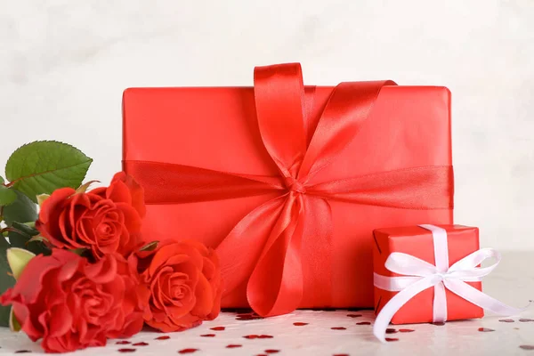 Ajándékok Valentin Napra Rózsák Világos Alapon — Stock Fotó