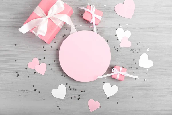 Blanco Kaart Hartjes Cadeautjes Voor Valentijnsdag Grijze Houten Achtergrond — Stockfoto