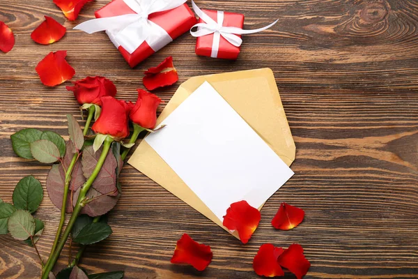 Busta Con Carta Bianca Rose Regali San Valentino Sfondo Legno — Foto Stock