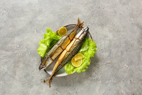 Assiette Avec Des Poissons Maquereaux Fumés Sur Fond Gris — Photo