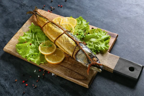 Plateau Bois Avec Poisson Maquereau Fumé Sur Fond Noir — Photo