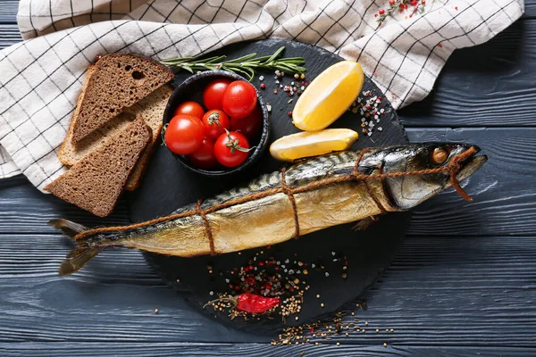 Panneau Avec Poisson Maquereau Fumé Pain Sur Fond Bois Noir — Photo