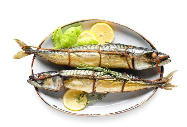 Assiette Avec Des Poissons Maquereaux Fumés Sur Fond Blanc — Photo