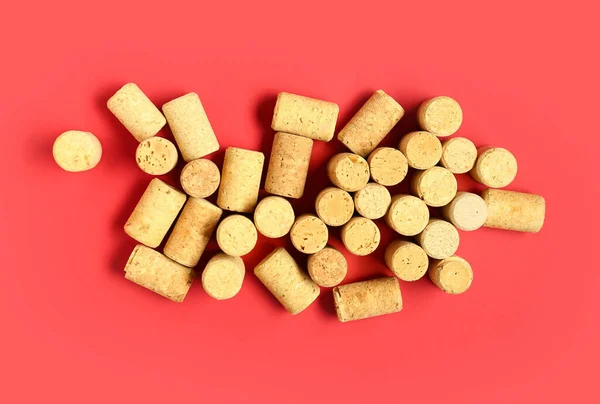 Kırmızı Arkaplanda Şarap Mantarları — Stok fotoğraf