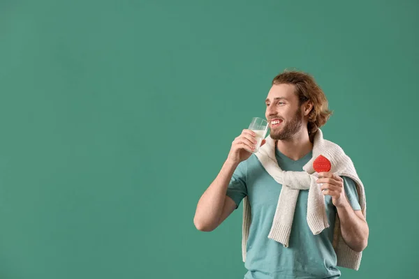 Knappe Man Met Peperkoek Koekje Melk Drinken Groene Achtergrond — Stockfoto
