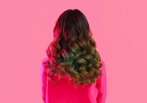 Όμορφη Νεαρή Γυναίκα Ασυνήθιστα Πράσινα Μαλλιά Στο Φόντο Χρώμα — Φωτογραφία Αρχείου