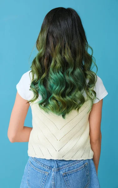 Krásná Mladá Žena Neobvyklými Zelenými Vlasy Barevném Pozadí — Stock fotografie