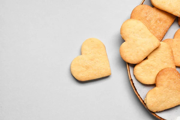 Assiette Avec Savoureux Biscuits Forme Coeur Sur Fond Clair Gros — Photo