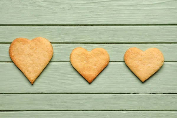 Biscoitos Saborosos Forma Coração Fundo Madeira Verde Dia Dos Namorados — Fotografia de Stock