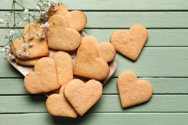 Assiette Avec Savoureux Biscuits Forme Coeur Sur Fond Bois Vert — Photo