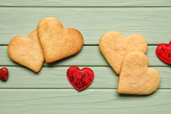 Sabrosas Galletas Forma Corazón Sobre Fondo Madera Verde Celebración San —  Fotos de Stock