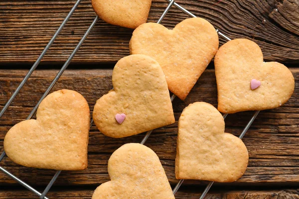 Grille Avec Savoureux Biscuits Forme Coeur Sur Fond Bois Fête — Photo