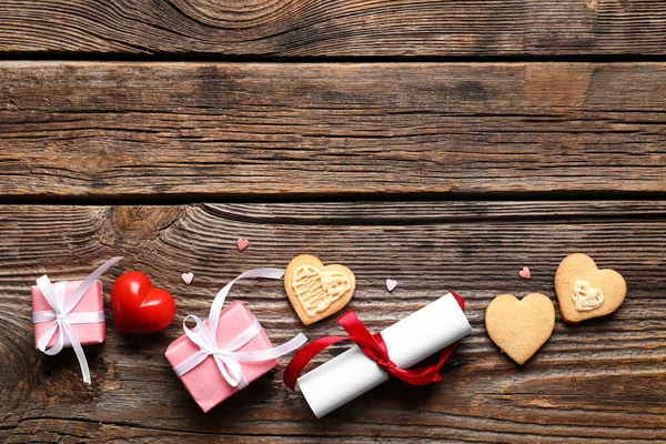 배경에 맛있는 모양의 쿠키와 상자와 대화를 나눈다 발렌티누스 기념행사 — 스톡 사진