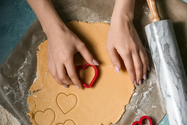 Femeie Care Prepară Prăjituri Gustoase Formă Inimă Masă Ziua Îndrăgostiților — Fotografie, imagine de stoc