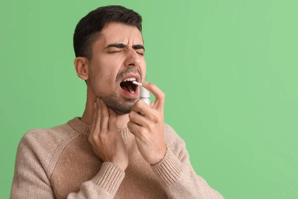 Joven Enfermo Con Inhalador Sobre Fondo Verde —  Fotos de Stock