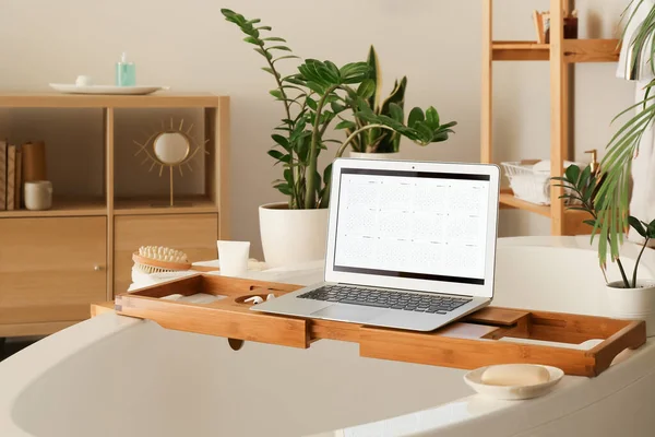 Laptop Mit Digitalem Kalender Auf Tablett Badezimmer — Stockfoto