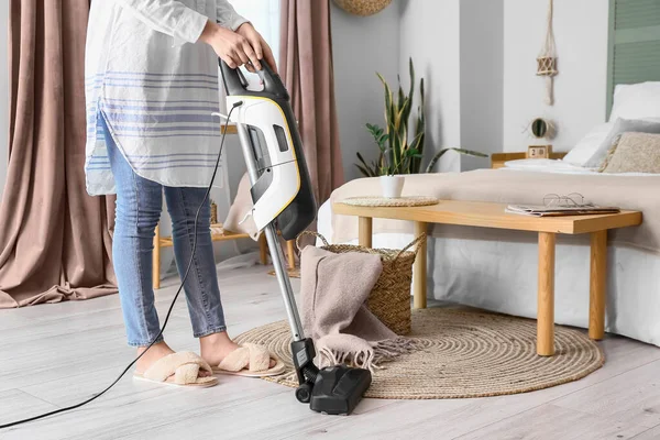 Housewife Cleaning Carpet Bedroom — Stock Photo, Image