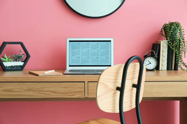 Nowoczesne Miejsce Pracy Kalendarzem Ekranie Laptopa Przy Różowej Ścianie — Zdjęcie stockowe